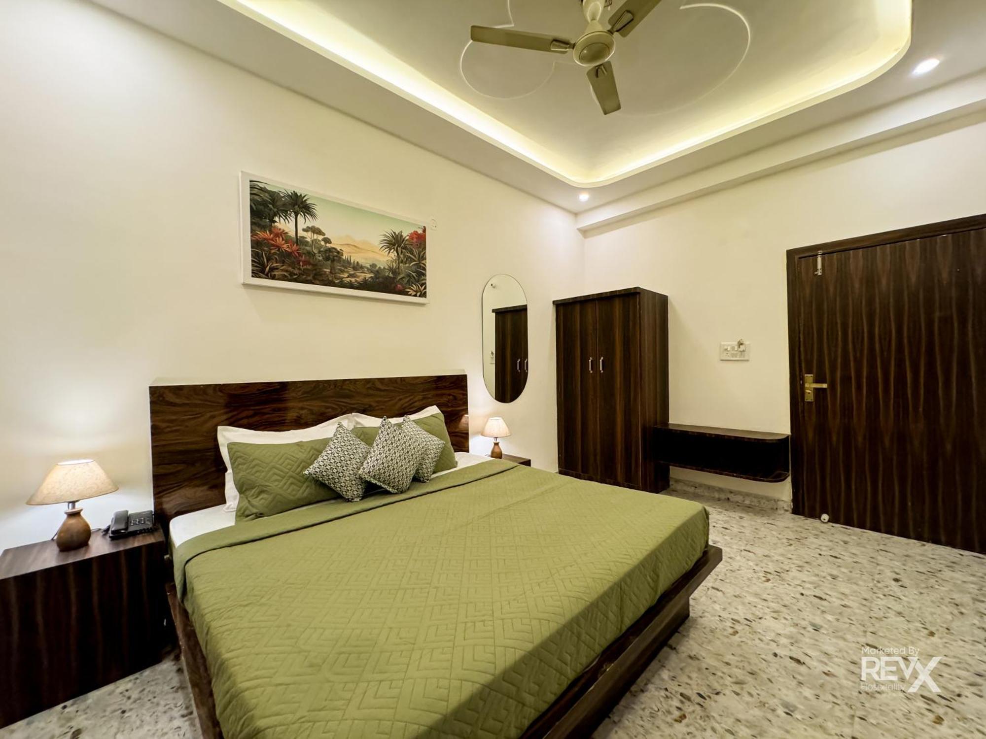 Hotel Vrinda Sarovar Mathura Exterior photo